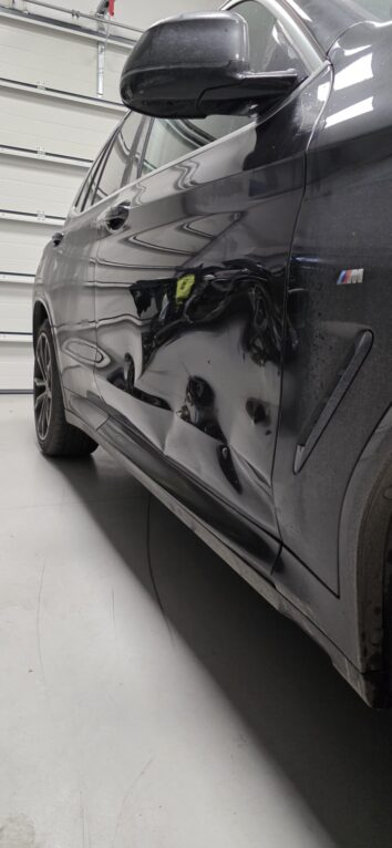 promáčklé dveře vozidla